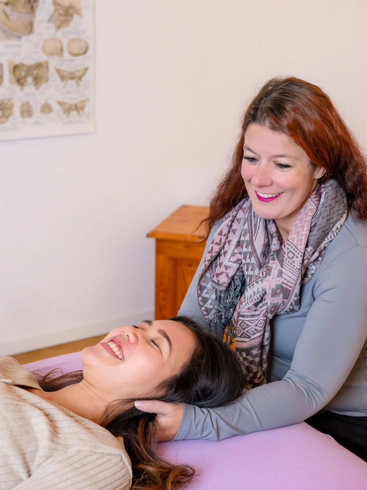 Craniosacral-Behandlung am Kopf in entspannter Atmosphäre